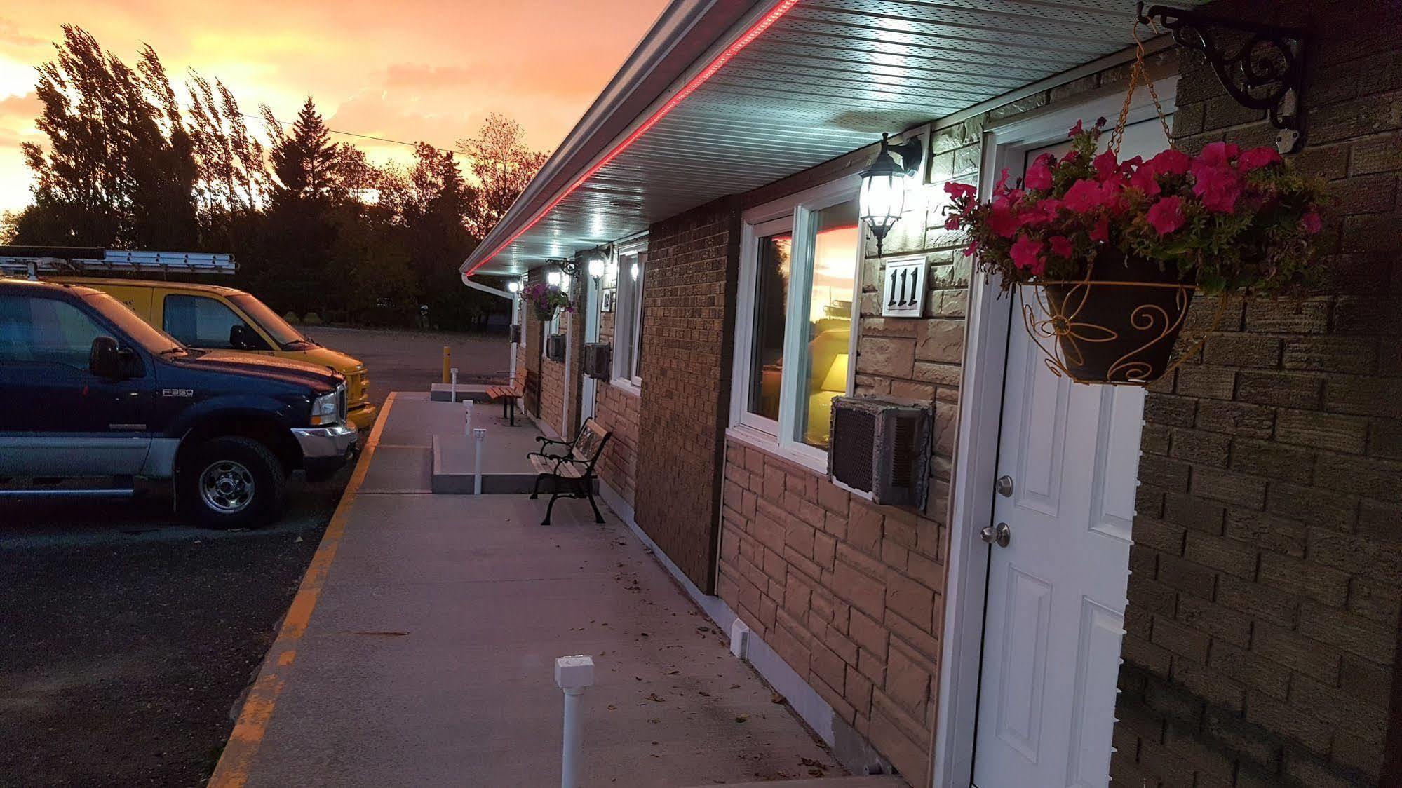 Westway Inn Motel Neepawa Exteriör bild